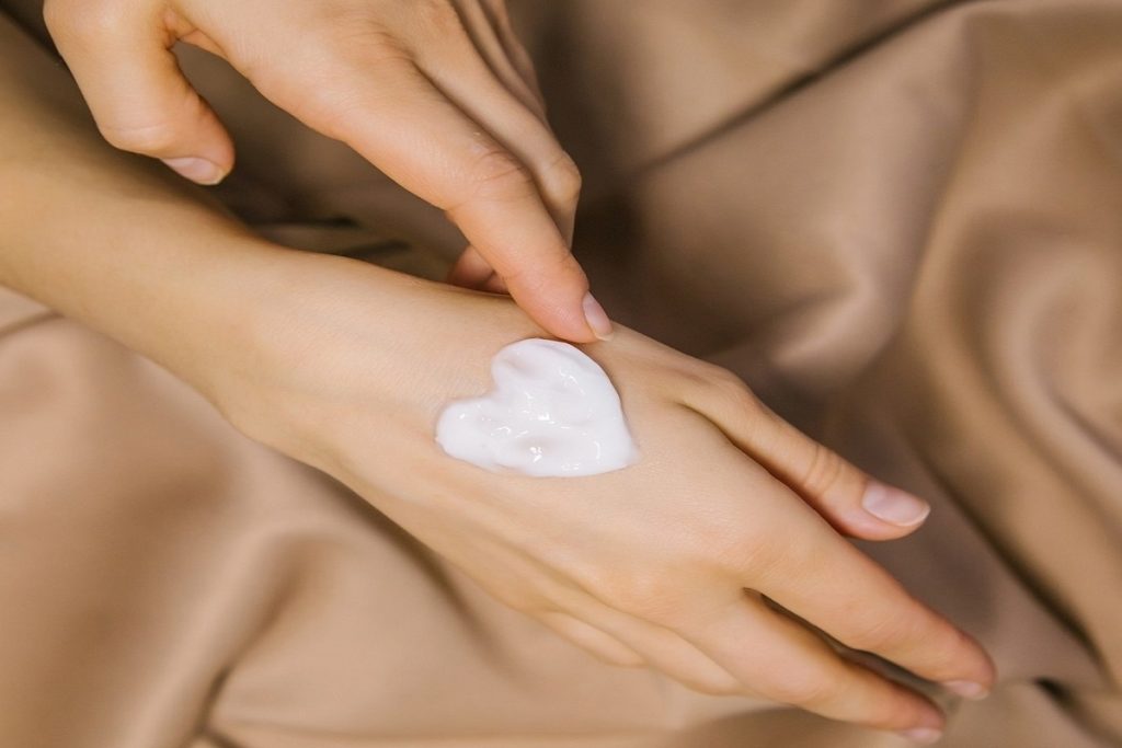 Perle et Soie چرا لوسیون بدن برای پوست خشک و ترکخورده مهم است؟