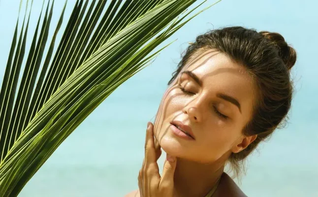 روش‌های مختلف برنزه کردن پوست؛ آفتاب، سولاریوم یا اتوبرنز؟ راهنمای کامل و جامع