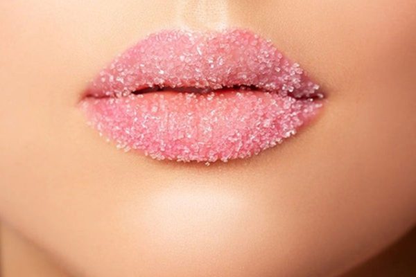 اسکراب لب چیست و چرا لبها به لایهبرداری نیاز دارند؟